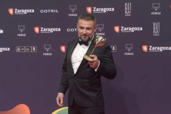 Urko Olazabal con su premio a mejor actor de reparto por Maixabel.