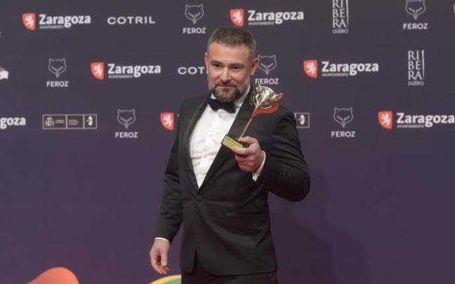 Urko Olazabal con su premio a mejor actor de reparto por Maixabel. Urko Olazabal con su premio a mejor actor de reparto por Maixabel.