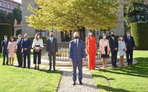 El lehendakari, Iñigo Urkullu, bajo el Árbol de Gernika, flanqueado por sus consejeros del PNV y el PSE.