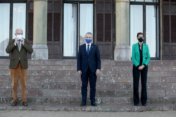 El presidente de Nueva Aquitania, Alain Rousset; el Lehendakari, Íñigo Urkullu y la presidenta de Navarra, María Chivite, posan a su llegada a la reunión de la Asamblea Extraordinaria de la Eurorregión Nueva-Aquitania Euskadi Navarra