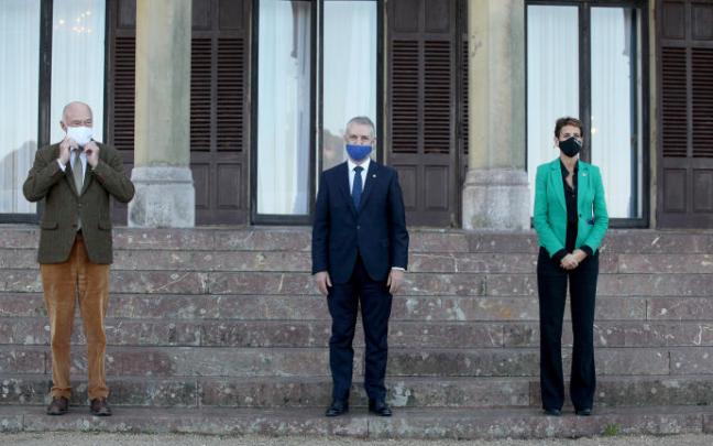 El presidente de Nueva Aquitania, Alain Rousset; el Lehendakari, Íñigo Urkullu y la presidenta de Navarra, María Chivite, posan a su llegada a la reunión de la Asamblea Extraordinaria de la Eurorregión Nueva-Aquitania Euskadi Navarra
