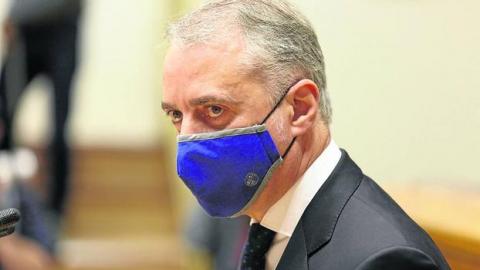 El lehendakari, Iñigo Urkullu, antes de entrar al pleno le Parlamento vasco