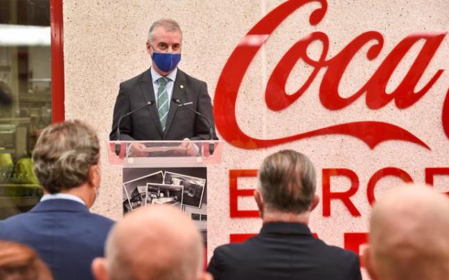 Urkullu, durante su visita a la planta de Coca Cola de Galdakao.