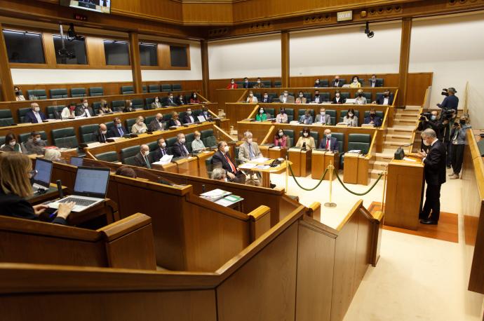 El lehendakari, durante su intervención en el Parlamento.