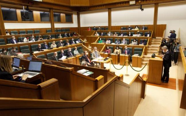 El lehendakari, durante su intervención en el Parlamento.