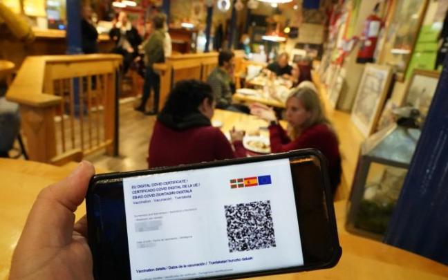 Una persona muestra el pasaporte covid en su teléfono móvil