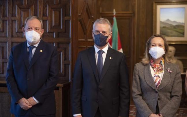 Urkullu, junto a Calviño y Azpiazu.