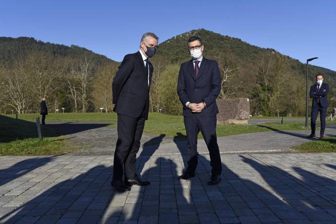 El lehendakari ha condenado la invasión a Ucrania en un acto en Bermeo al que ha asistido junto al ministro de Presidencia, Félix Bolaños