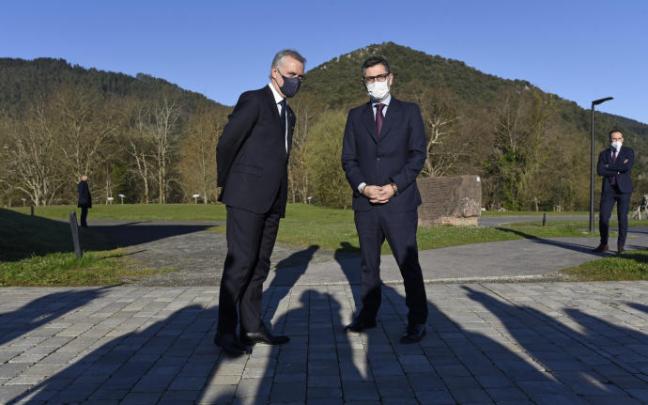 El lehendakari ha condenado la invasión a Ucrania en un acto en Bermeo al que ha asistido junto al ministro de Presidencia, Félix Bolaños