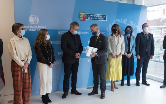 El lehendakari, Iñigo Urkullu, ha entregado su documento de balance de dos años de la pandemia en el Archivo Histórico de Euskadi El lehendakari, Iñigo Urkullu, ha entregado su documento de balance de dos años de la pandemia en el Archivo Histórico de Euskadi