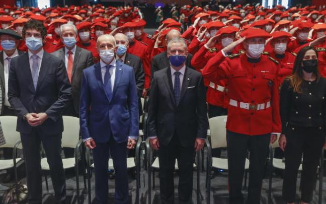 Urkullu (c), preside el acto de celebración del cuarenta aniversario de la Erzaintza.