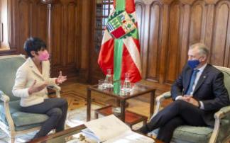 La portavoz parlamentaria de EH Bildu, Maddalen Iriarte, con el lehendakari, Iñigo Urkullu