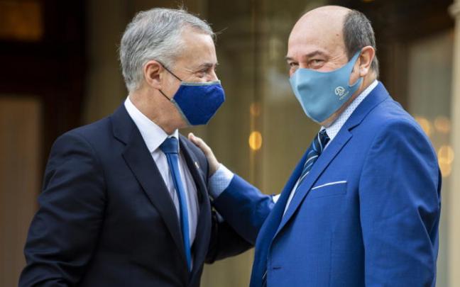 El lehendakari, Iñigo Urkullu, con el presidente de la Ejecutiva del PNV, Andoni Ortuzar