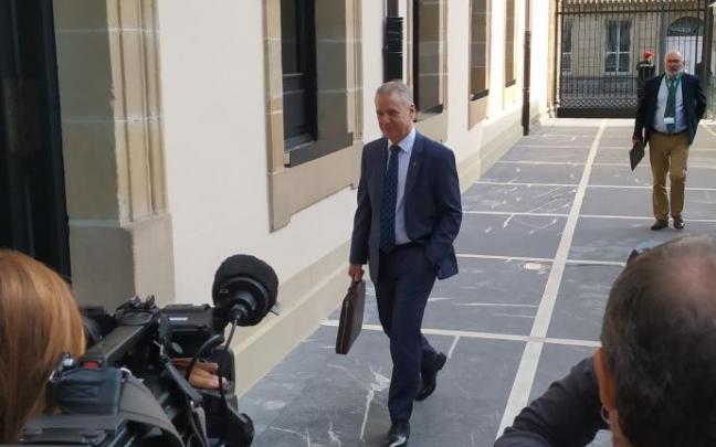 Iñigo Urkullu a su llegada al Parlamento Vasco.