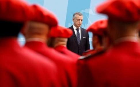 Urkullu, junto a agentes de la Ertzaintza en una imagen de archivo.