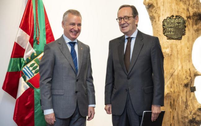 El lehendakari Iñigo Urkullu junto a Gregorio Villalabeitia, presidente de Kutxabank. El lehendakari Iñigo Urkullu junto a Gregorio Villalabeitia, presidente de Kutxabank.