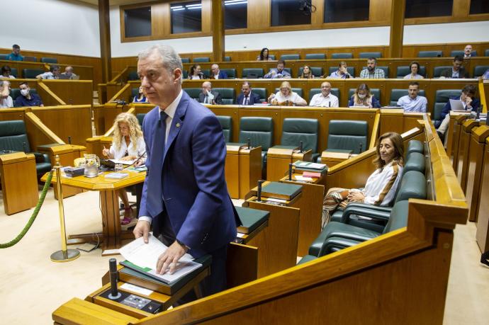 El lehendakari, Iñigo Urkullu, en el Parlamento, con la bancada del PP a sus espaldas