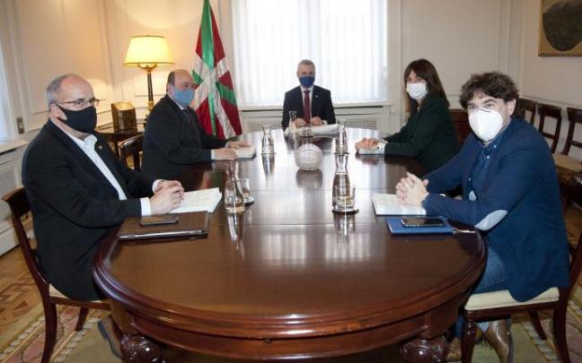 Imagen de la reunión que mantuvieron representantes del PNV y el PSE con el lehendakari para mejorar las relaciones Imagen de la reunión que mantuvieron representantes del PNV y el PSE con el lehendakari para mejorar las relaciones