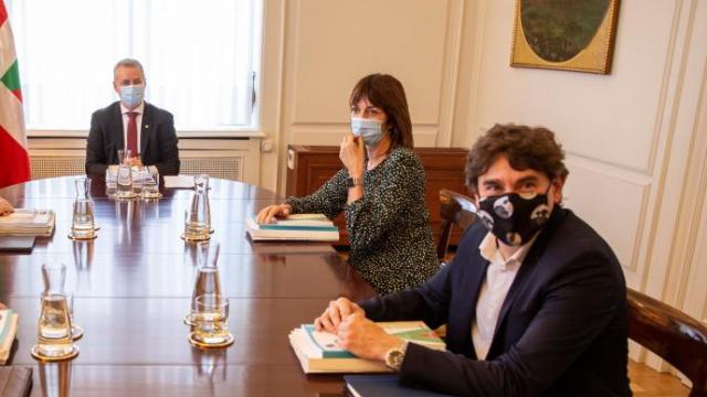 El lehendakari, Iñigo Urkullu, con la vicelehendakari segunda, Idoia Mendia, y Eneko Andueza