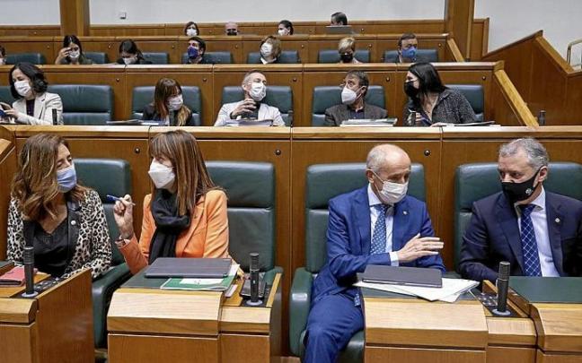 Los consejeros Olatz Garamendi, Idoia Media, Josu Erkoreka y el lehendakari, ayer en Gasteiz. Foto: Efe