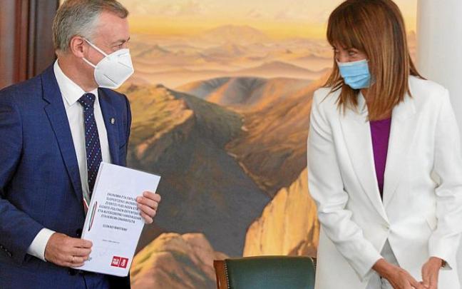 El lehendakari Iñigo Urkullu y la vicelehendakari segunda Idoia Mendia firman el acuerdo de Gobierno de coalición entre PNV y PSE el 1 de septiembre de 2020. Foto: Efe