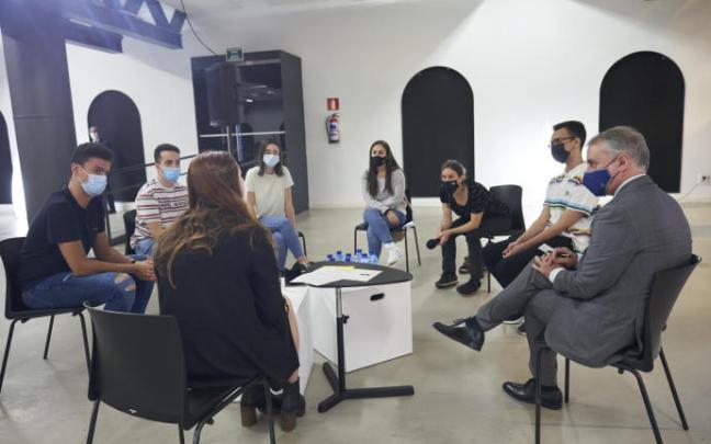 El encuentro 'Jóvenes, Convivencia y Futuro' es uno de los actos del Gobierno vasco para conmemorar una década sin la violencia terrorista El encuentro 'Jóvenes, Convivencia y Futuro' es uno de los actos del Gobierno vasco para conmemorar una década sin la violencia terrorista