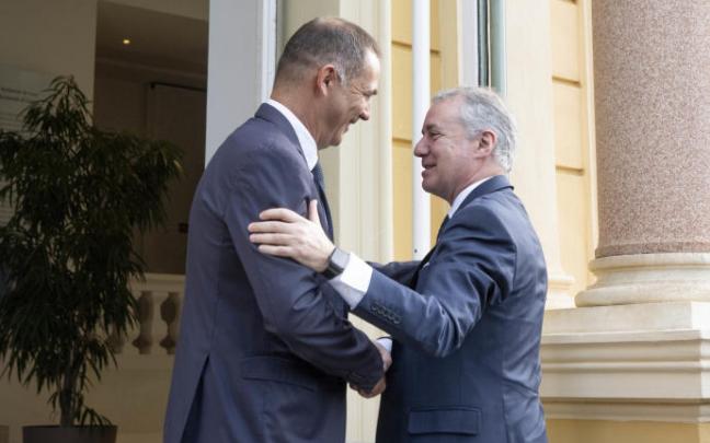 El presidente del Consejo Ejecutivo de Córcega, Gilles Simeon, recibe a Iñigo Urkullu en Ajaccio. El presidente del Consejo Ejecutivo de Córcega, Gilles Simeon, recibe a Iñigo Urkullu en Ajaccio.