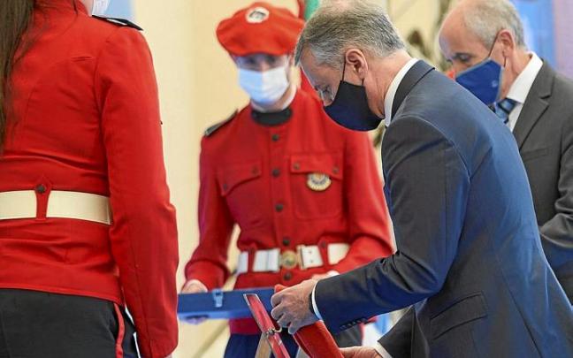 Iñigo Urkullu, junto al vicelehendakari y consejero de Seguridad Josu Erkoreka, ayer en Arkaute homenajeando a los agentes fallecidos. Foto: Efe Iñigo Urkullu, junto al vicelehendakari y consejero de Seguridad Josu Erkoreka, ayer en Arkaute homenajeando a los agentes fallecidos. Foto: Efe