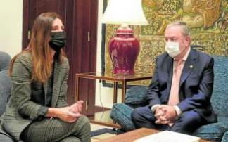 Pedro Azpiazu entregó ayer el proyecto a la presidenta del Parlamento Vasco, Bakartxo Tejeria. Foto: E.P.