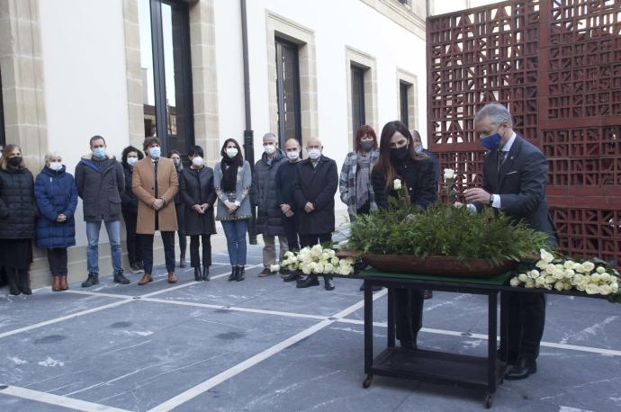 El lehendakari participa en el homenaje a las víctimas con motivo del Día de la Memoria
