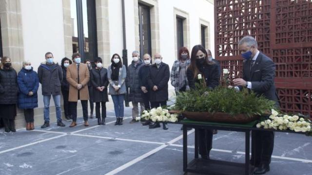 El lehendakari participa en el homenaje a las víctimas con motivo del Día de la Memoria
