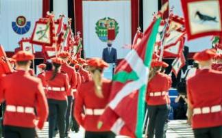 El lehendakari Urkullu, pasando revista a una dotación de la Ertzaintza.