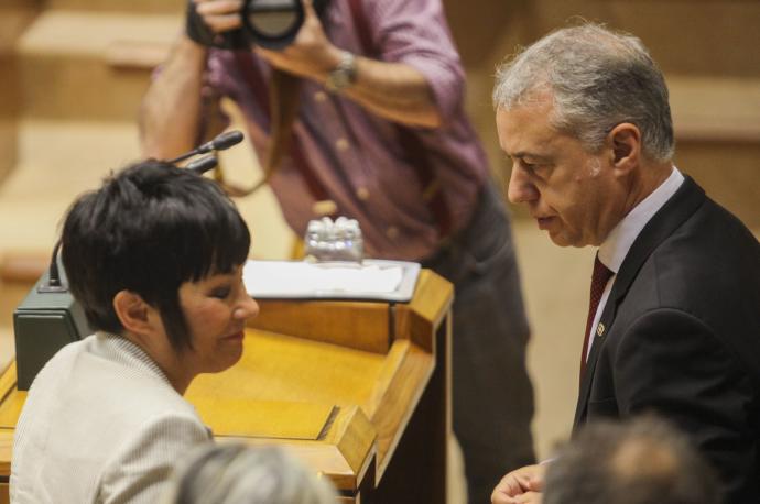Iñigo Urkullu junto a Maddalen Iriarte en el Parlamento vasco