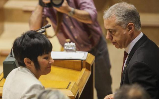 Iñigo Urkullu junto a Maddalen Iriarte en el Parlamento vasco
