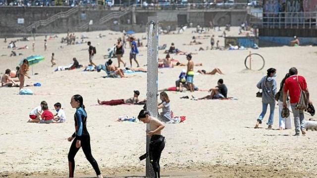 La playa de la Zurriola, ayer, con una nutrida presencia de bañistas aprovechando el buen tiempo. Foto: Iker Azurmendi