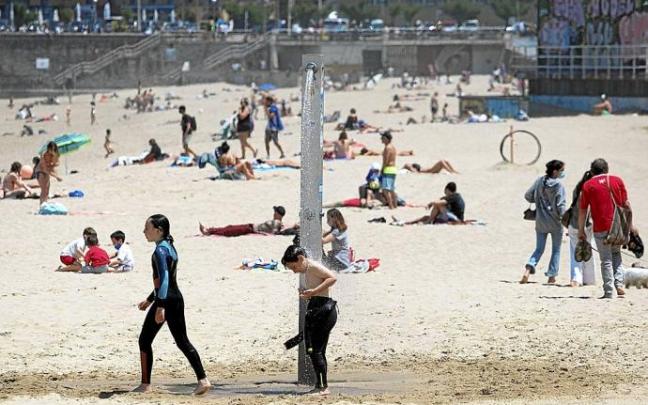 La playa de la Zurriola, ayer, con una nutrida presencia de bañistas aprovechando el buen tiempo. Foto: Iker Azurmendi