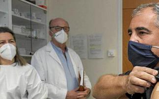 Osakidetza ha puesto a disposición del Departamento de Seguridad una primera partida de 600 dosis de Pfizer para los agentes de la Ertzaintza. Foto: Irekia