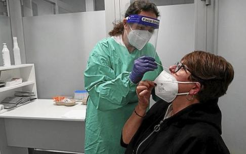 Una mujer se somete a una prueba PCR. Foto: Pablo Viñas