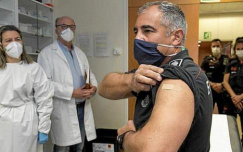 Osakidetza ha puesto a disposición del Departamento de Seguridad una primera partida de 600 dosis de Pfizer para el segundo pinchazo de los agentes de la Ertzaintza. Foto: Irekia