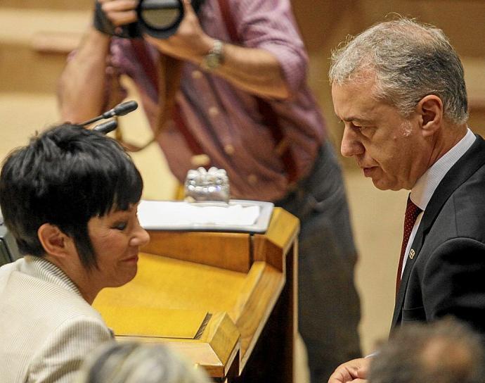 Iñigo Urkullu y Maddalen Iriarte se cruzan en la tribuna durante una sesión en el Parlamento Vasco.