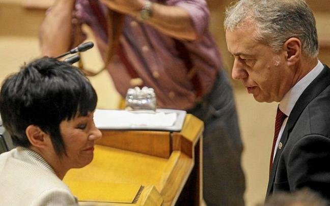 Iñigo Urkullu y Maddalen Iriarte se cruzan en la tribuna durante una sesión en el Parlamento Vasco. Iñigo Urkullu y Maddalen Iriarte se cruzan en la tribuna durante una sesión en el Parlamento Vasco.
