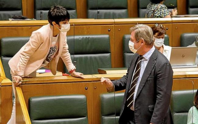 La portavoz de EH Bildu en el Parlamento, Maddalen Iriarte, con el portavoz del Gobierno Vasco, Bingen Zupiria, ayer en el pleno. Foto: Efe La portavoz de EH Bildu en el Parlamento, Maddalen Iriarte, con el portavoz del Gobierno Vasco, Bingen Zupiria, ayer en el pleno. Foto: Efe