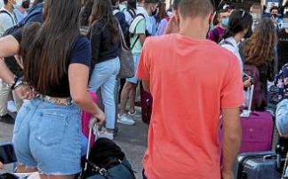 Varios jóvenes volviendo desde Mallorca. Foto: Efe