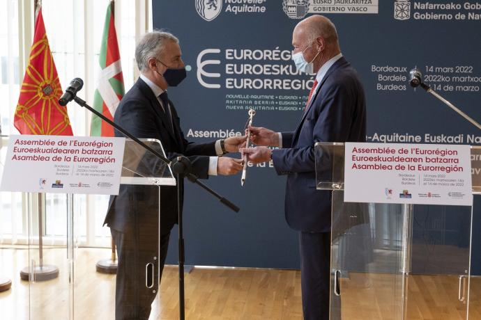 El lehendakari, Iñigo Urkullu, entrega la makila de la Eurorregión a Alain Rousset