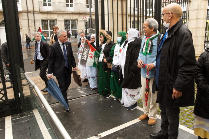Una delegación del Frente Polisario ha seguido el pleno del Parlamento Vasco