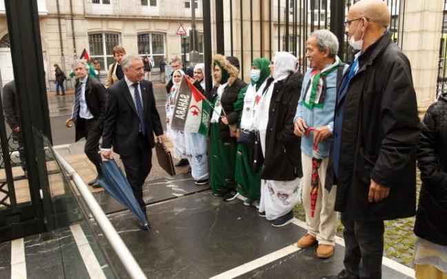 Una delegación del Frente Polisario ha seguido el pleno del Parlamento Vasco Una delegación del Frente Polisario ha seguido el pleno del Parlamento Vasco
