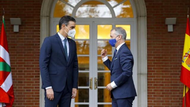 El presidente del Gobierno español, Pedro Sánchez, con el lehendakari, Iñigo Urkullu