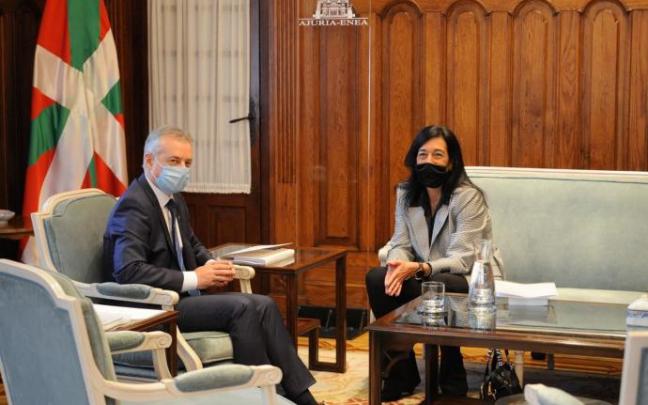 El lehendakari junto a Amaia Martínez en el marco de una ronda parlamentaria con los grupos parlamentarios.