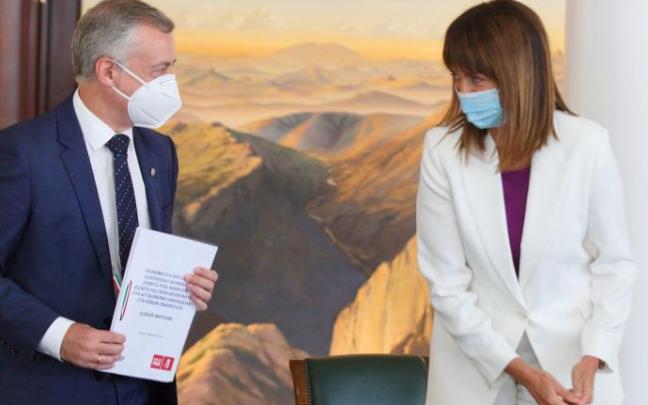 Iñigo Urkullu e Idoia Mendia durante la firma de su último acuerdo de gobierno de coalición