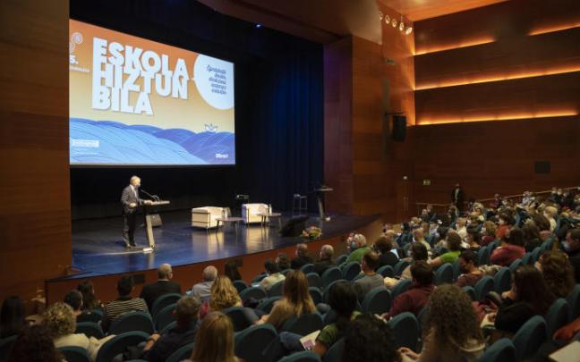 Urkullu, durante su intervención en las jornadas 'Eskola Hiztun Bila'.